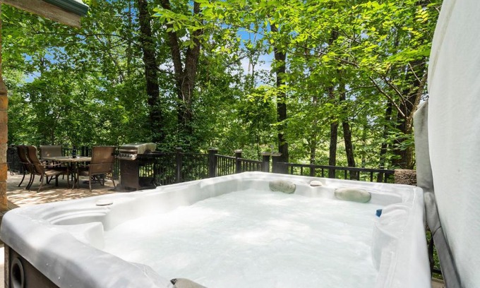 Branson Cedars House | Dogwood Tree Cabin