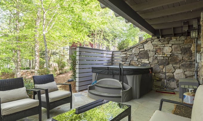 Cheshire House | Dogwood Treehouse | Luxury Living with Patio, Hot Tub & Gas Grill! - 2 Bedroom, 2 Bathroom