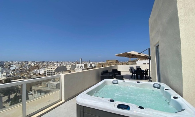 Madliena Apartment | Dolce Pieta' : Penthouse with Jacuzzi