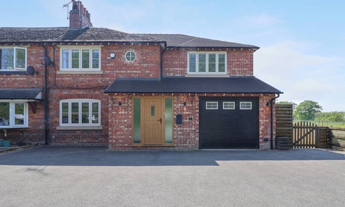 Warmingham Cottage | DOLLY'S HOUSE, family friendly, with a garden in Sandbach