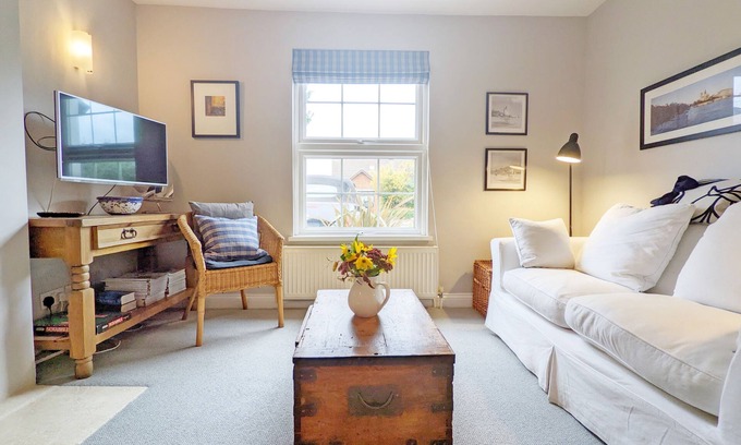 South Hayling Cottage | Dolphin Cottage - a cosy cottage that sleeps 4 guests in 2 bedrooms