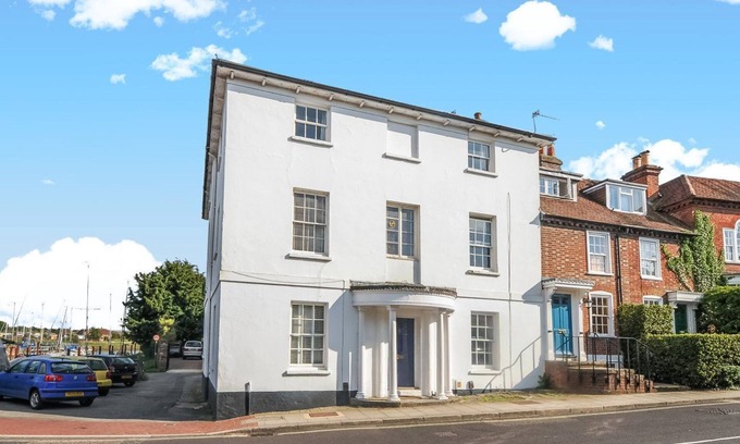 Emsworth Apartment | Dolphin House, Emsworth - a flat that sleeps 2 guests in 1 bedroom