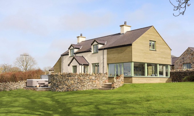 Brynsiencyn Cottage | DOLWAENYDD, pet friendly, with hot tub in Brynsiencyn