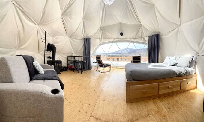 Saint-Gabriel-de-Valcartier House | Dome # 1 with view to the mountains