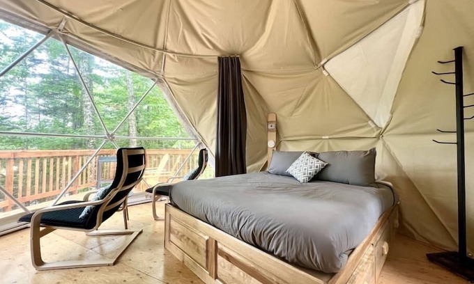 Saint-Gabriel-de-Valcartier House | Dome # 4 with a view to the forest.