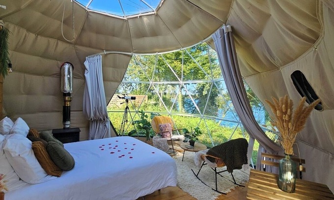 Cannes-Ecluse Cabin | Dome with transparent roof, jacuzzi, telescope, rowing boat, 1h from Paris - RER station