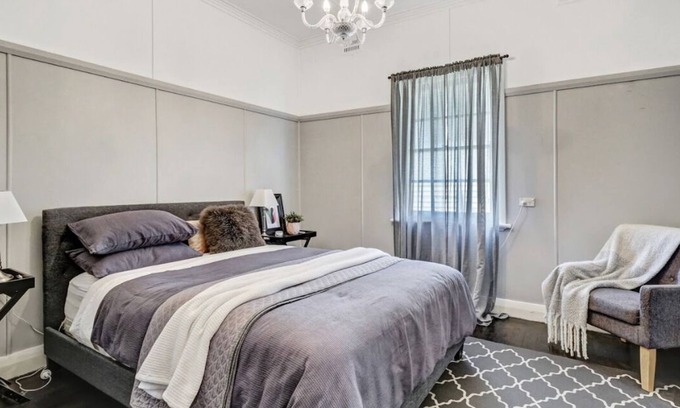Tenterfield House | Donnelly House | Airconditioned bedrooms and living .