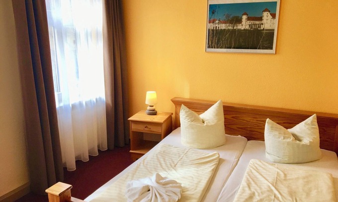 Rheinsberg Apartment | 'Doppelzimmer 6' with Wi-Fi