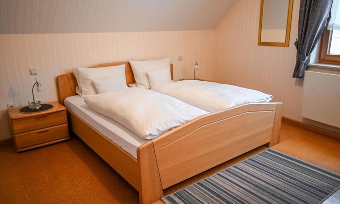 Boos Bed & Breakfast | Doppelzimmer Eifel-zeit Dusche/wc - Eifelhotel Fuchs