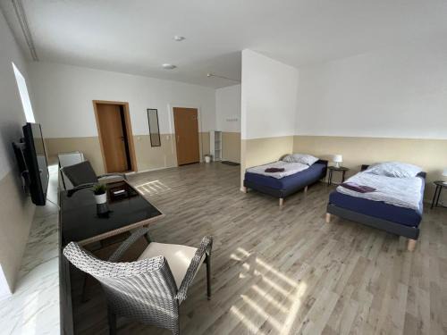 Meine House | Doppelzimmer mit Bad- Fernseher
