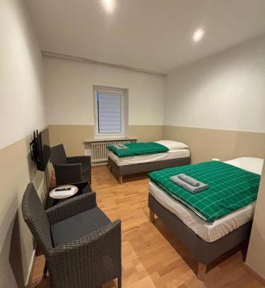 Meine House | Doppelzimmer-TV-Bad- Kühlschrank-8