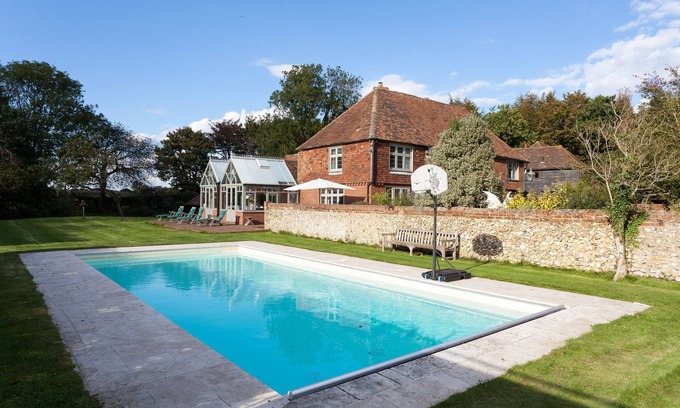 Ashford Cottage | Dormestone House by Bloom Stays, sleeps 10 guests in 4 bedrooms