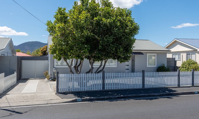 Glenorchy House | DOTTIES HOUSE HOBART