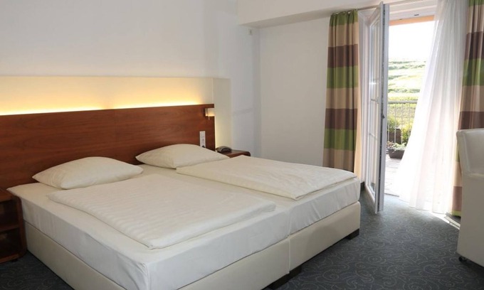Munchweiler an der Rodalb House | Double room shower/WC comfort - Landidyll Hotel Klostermühle