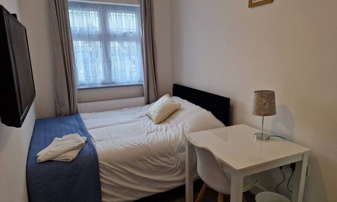 Clayhall House | Double Bedroom, London, Sleeps 2