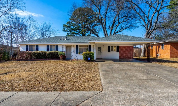 Jacksonville House | Double Diamond Rentals- Remodeled spacious 4bd-AFB