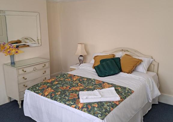 Seven Kings House | Double Room available- London Seven Kings Seven Kings Train Station