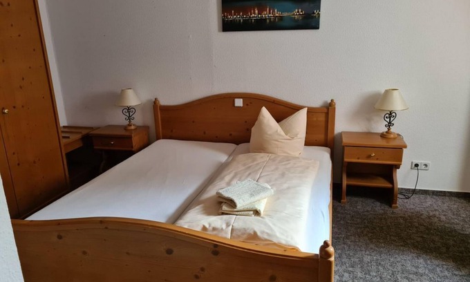 Eichigt Bed & Breakfast | Double room main building, shower/WC, online - Landgasthof Süßebach