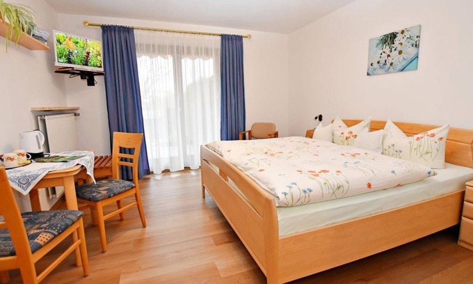 Bad Bayersoien Bed & Breakfast | Double room No. 2 - Gästehaus Bergfrieden