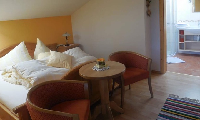 Edlbach Apartment | Double room red with shower, toilet - crunch yard