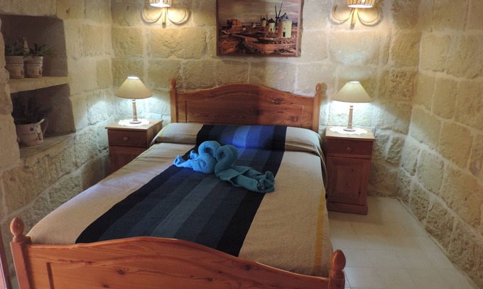 Santu Pietru Bed & Breakfast | Double room with private ensuite bathroom and use of swimming pool
