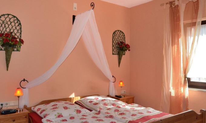 Glosingen Apartment | Double room with shared shower no. 1 and 2