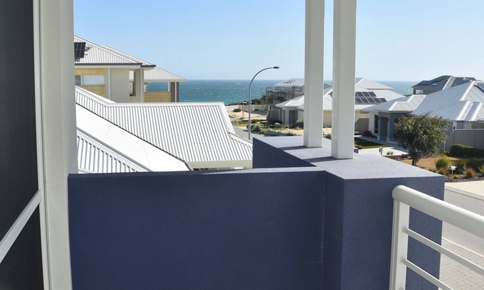 Yanchep House | Double Storey House with Ocean Views, 5 minute walk to beach