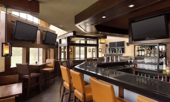 Windsor Locks Hotel | DoubleTree by Hilton Hartford - Bradley Airport