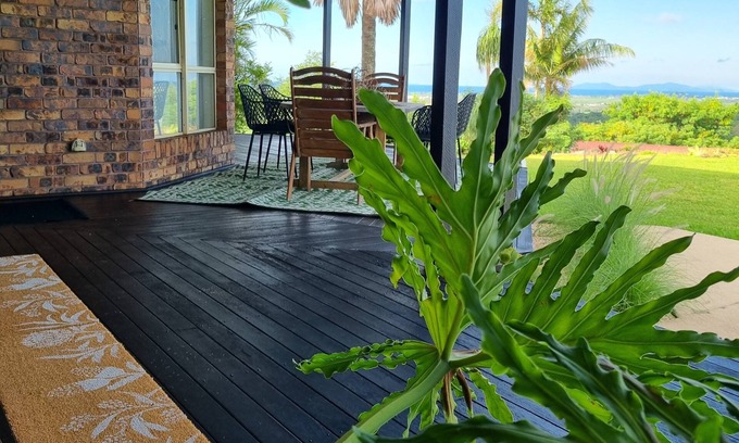 Nindaroo House | Doug's Place - Spectacular Views + Tennis Court