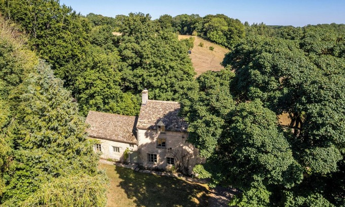 Laverton Villa | Dove Farmhouse - Five Bedroom Villa, Sleeps 9