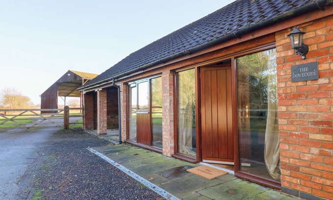 Newark Cottage | DOVECOTE FIELD HOUSE FARM, family friendly in Collingham