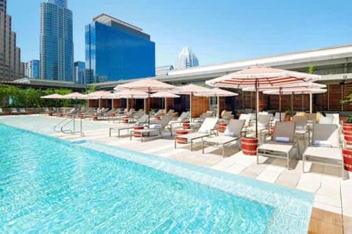 West End Apartment | Downtown 2 bedroom Apartment with Stunning Austin Views Pool, Gym, Centric