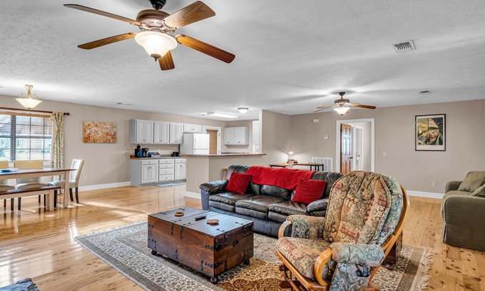 Pheba House | Downtown Access | Stylish | Family Space