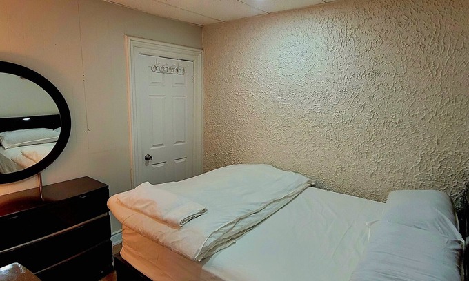 Bowmanville Apartment | Downtown Apartment 6-7 People