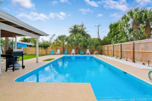 Stuart House | Downtown Beach Cottage - Heated Pool