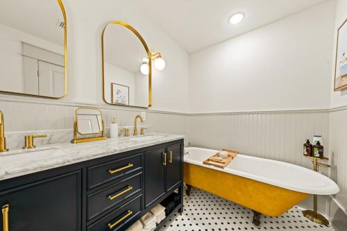 Weatherford House | Downtown Bungalow with Hot Tub!
