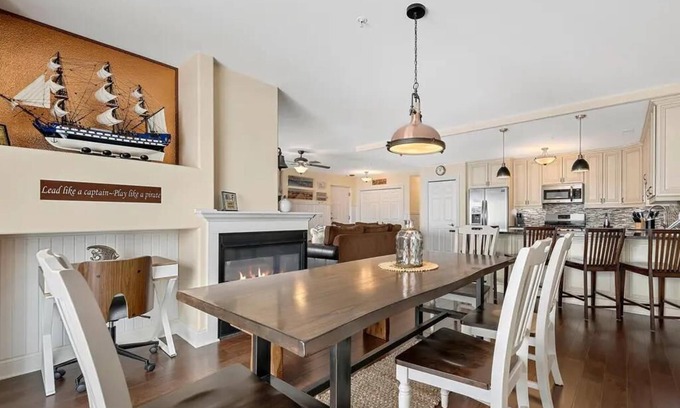 New Buffalo Condo | Downtown Condo with w/2 pools & Gym - Beach, Shops & Restaurants | Lake Time