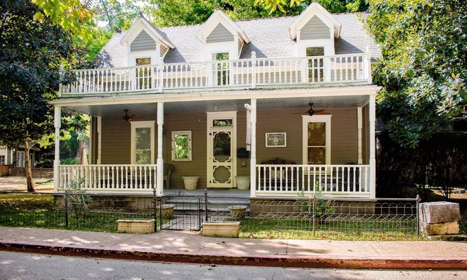 Eureka Springs Historic District House | Downtown home with central AC, outdoor space, garden, washer/dryer & fireplace