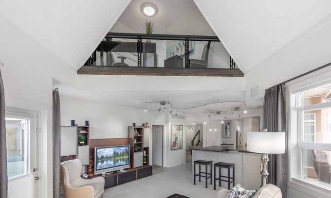North End House | Downtown Kelowna Luxury Waterfront townhouse pool/hot tub