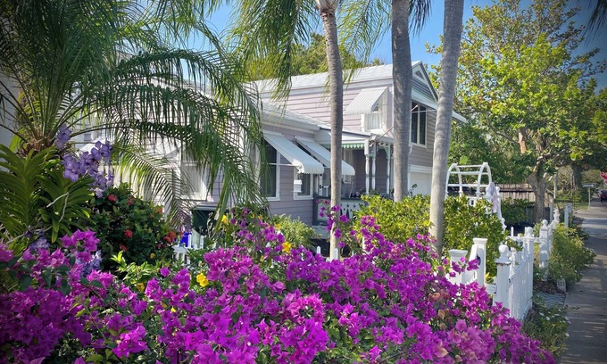 Parrot Cove Cottage | DOWNTOWN LAVENDER HOUSE FARMHOUSE COTTAGE PARROT COVE WALK TO BEACH BARS DINING