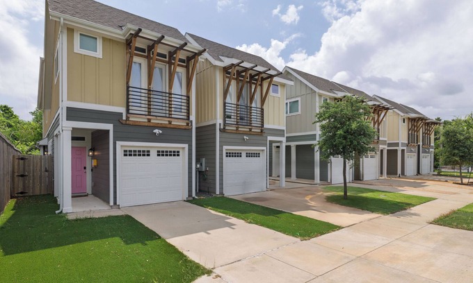 Lewisville House | Downtown Lewisville Home - Minutes to Shops & Lake