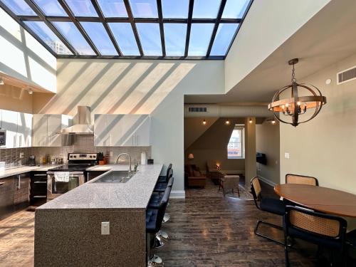 East Town Apartment | Downtown Luxury 2BR Penthouse Apt