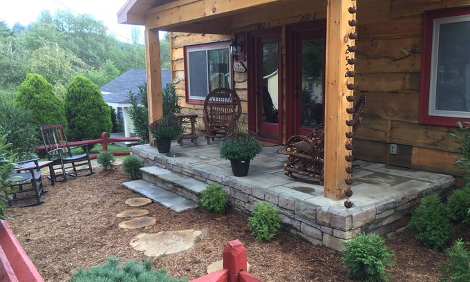 Blowing Rock Cabin | Downtown Main Street "STONES" FENCED YARD
