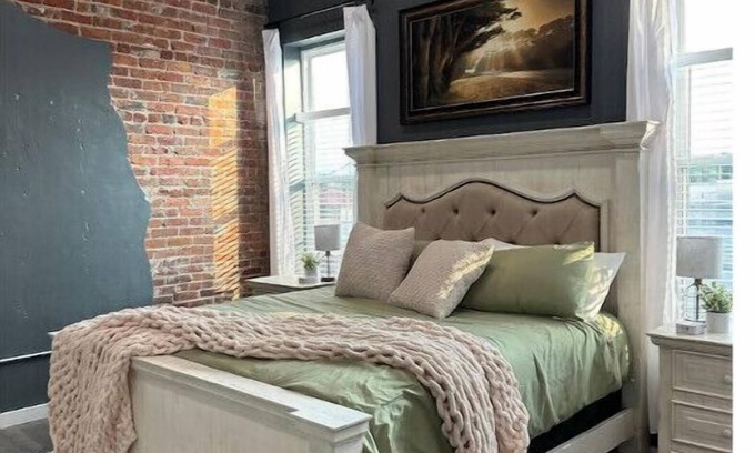 Mena Apartment | Downtown Mena apartment with hot tub and open concept