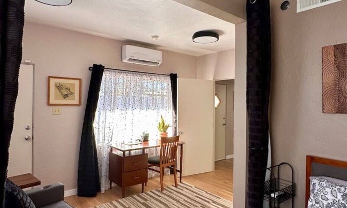 Las Cruces Apartment | Downtown Midcentury Studio+ 3 mins to Farmer's Mkt