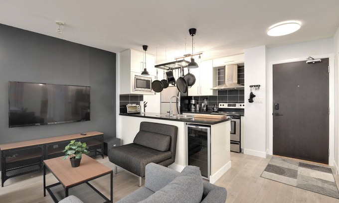 Crosstown Condo | Downtown Modern-Industrial Condo 2bd/2bth + Parking