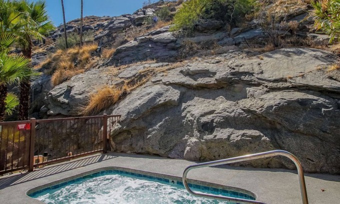 Historic Tennis Club Resort | Downtown Palm Springs Resort - Sleeps 4! Coachella-Easter week.