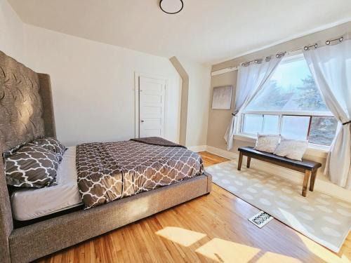 Trinity - Bellwoods Apartment | Downtown Toronto 3 Bedrooms - 1 Free Parking