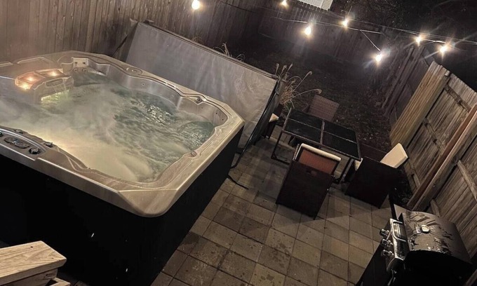 Columbus House | Downtown Townhome with Private Hot Tub!