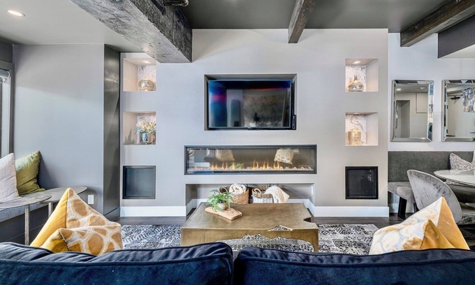 Kelowna Central Business District Hotel | Downtown Waterfront Loft - Stunning Decor!